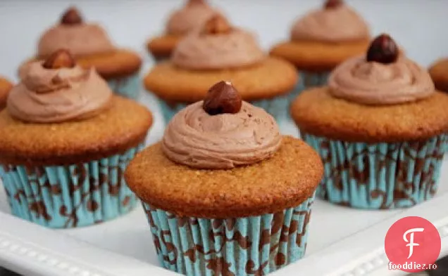 Egg Nog-Cupcakes cu alune cu glazură de unt Nutella