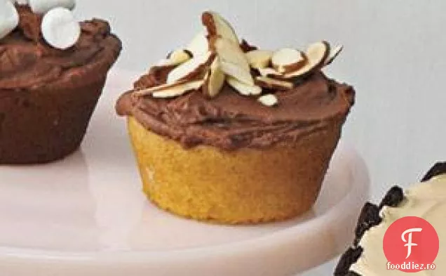 Cupcakes Galbene Cu Glazură De Smântână De Ciocolată Și Prăjite