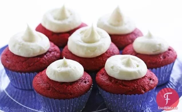Cupcakes Din Catifea Roșie Cu Glazură De Brânză Cremă