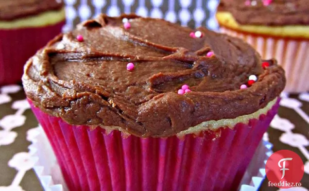Cupcakes galbene umplute cu gem cu glazură de Fudge