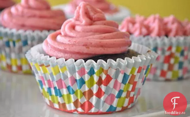 Cupcakes De Ciocolată Cu Umplutură De Zmeură Și Glazură