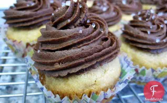 Cupcakes Cu Unt De Arahide Cu Glazură De Ciocolată Și Fleur De Sel