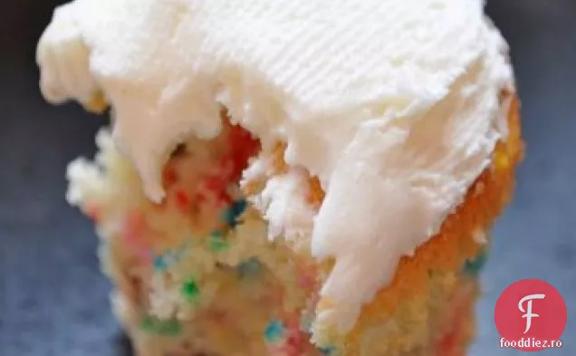 Cupcakes Confetti cu glazură de unt