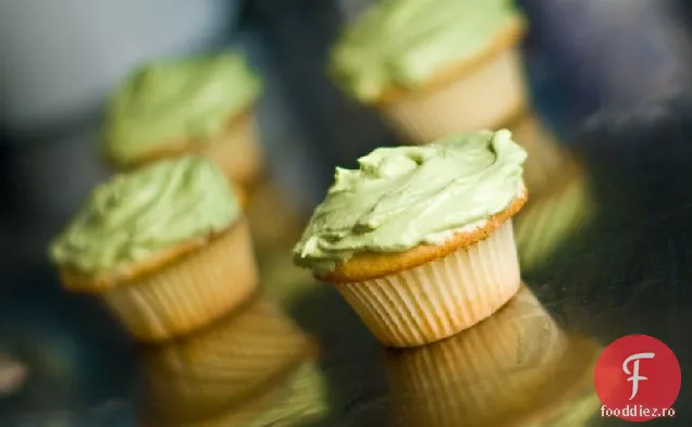 Cremă De Unt De Mentă Matcha Cu Ciocolată Albă Pe Cupcakes Cu Nucă De Cocos