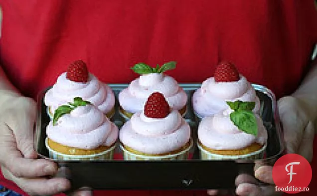 Cupcakes Umplute Cu Cremă De Busuioc Și Cremă De Mentă Cu Mousse De Zmeură