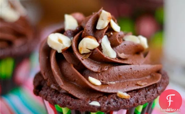 Cupcakes Duble De Ciocolată Cu Cremă De Unt De Ciocolată Neagră
