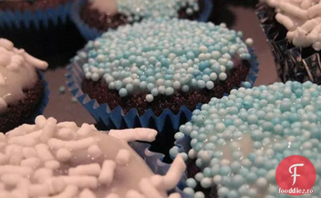Cupcakes Cu Lapte De Ciocolată Cu Glazură Ușoară De Brânză Cremă