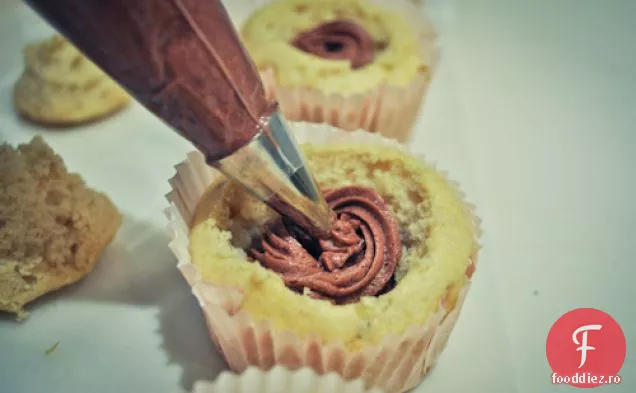 Cupcakes cu vanilie umplute cu Mousse de ciocolată