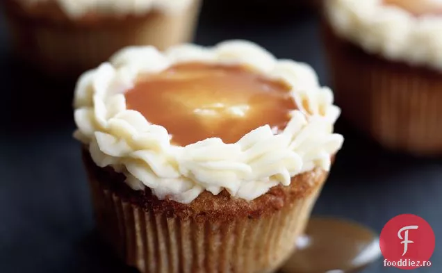 Cupcakes cu morcovi cu glazură de Caramel și cremă de brânză