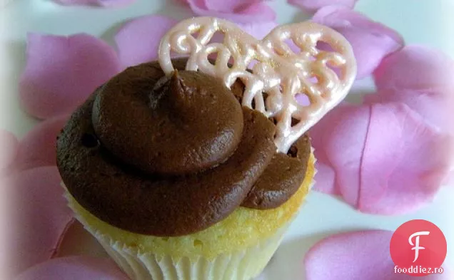 Cupcakes de Ziua Îndrăgostiților cu inimi de ciocolată albă (roz) 