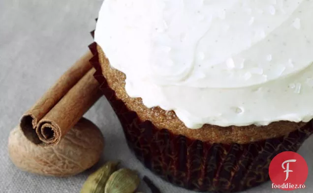 Cupcakes Chai Latte condimentate cu cremă de unt de bezea Elvețiană cu scorțișoară