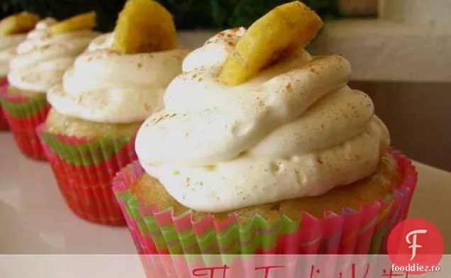 Cupcakes Cu Banane Caramelizate Cu Frișcă De Scorțișoară