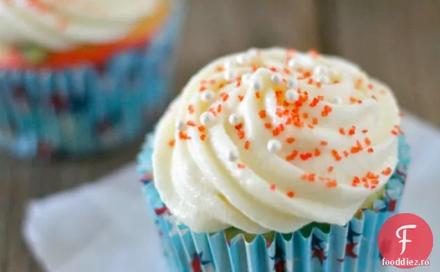 Cupcakes cu vanilie roșu, alb și albastru stratificat cu Crea