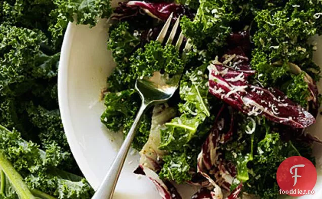 Salată de Kale și Radicchio cu pansament Caesar rupt