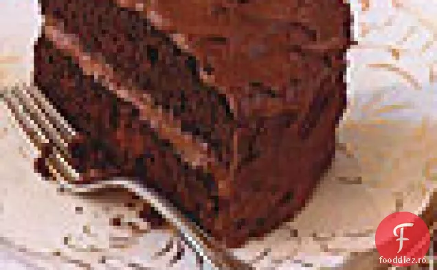 Tort de mâncare al diavolului cu glazură cremoasă de ciocolată