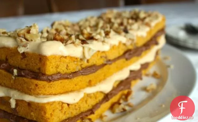 Tort De Nucă De Dovleac Stratificat Cu Glazură De Caramel Și Ciocolată