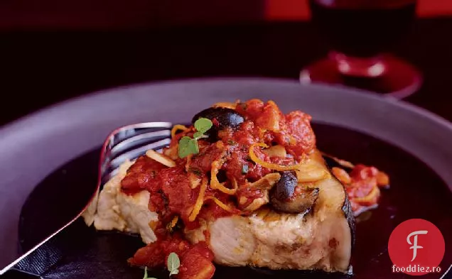 Pește-spadă fiert cu măsline negre, roșii și maghiran