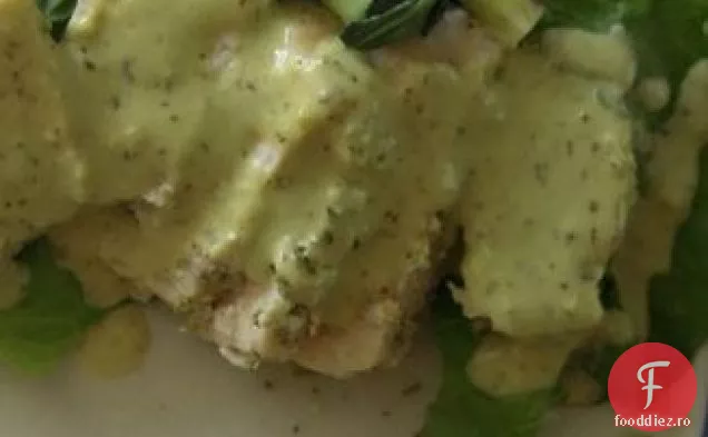 Pește-spadă fierbinte cu sos rece de cremă de Avocado de nucă de cocos