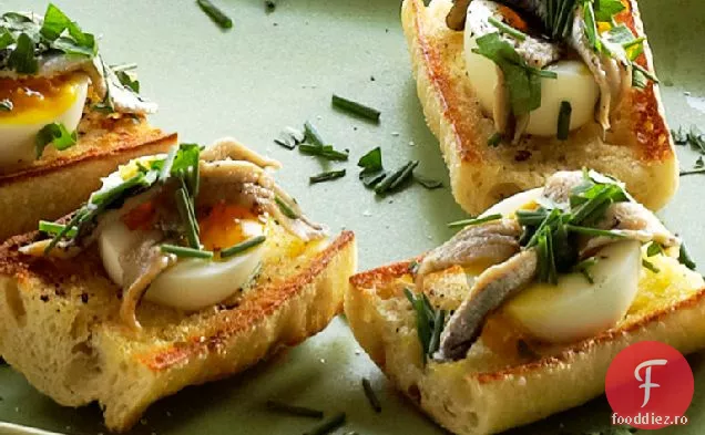 Crostini de ouă și hamsii