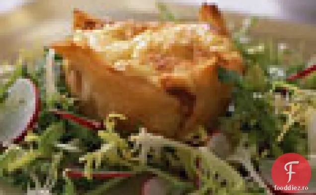 Souffle de brânză de capră în cupe Phyllo cu salată Friscroume