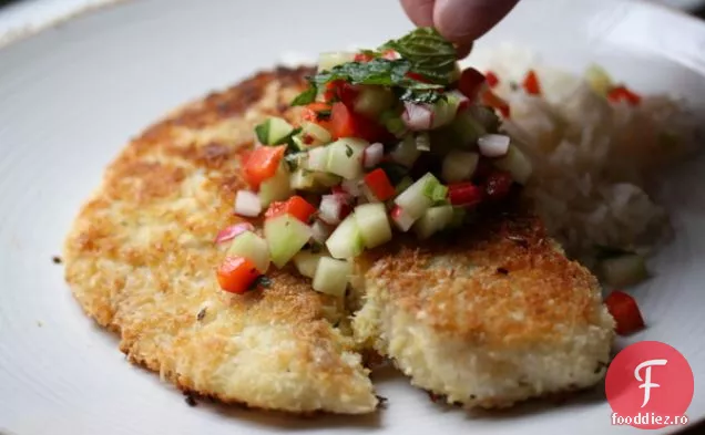 Tilapia cu crustă de nucă de cocos cu Salsa de legume-mentă