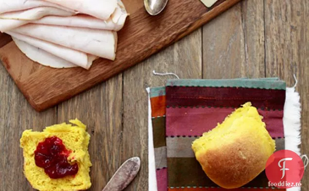 Sandvișuri De Curcan Rămase Pe Rulouri De Cartofi Dulci