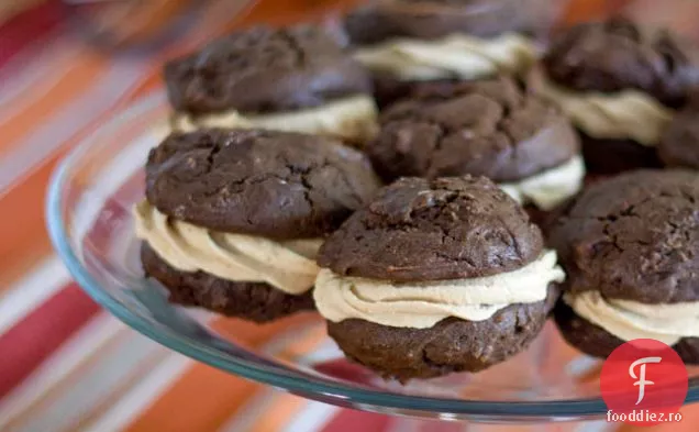 Plăcinte cu ciocolată Whoopie cu umplutura de unt de arahide a lui Reese