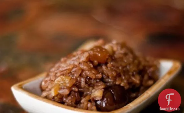 Yakbap (tort de orez dulce aburit cu nuci și stafide aurii)