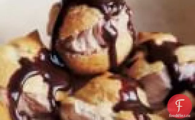 Profiterole Cu Înghețată Și Sos De Ciocolată
