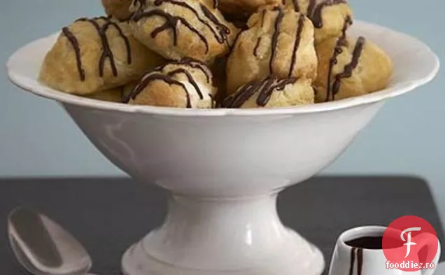 Profiterole Cu Umplutură De Ciocolată Albă Și Neagră