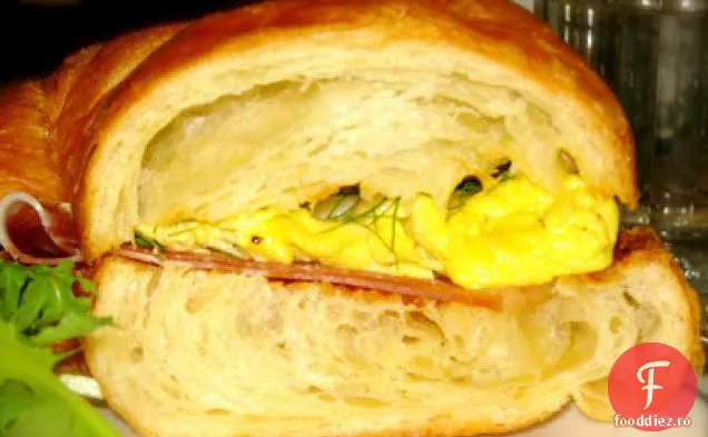 Sandvișul croissant al divei domestice