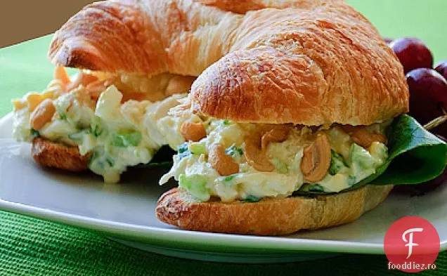Sandvișuri Simple De Croissant Cu Salată De Pui