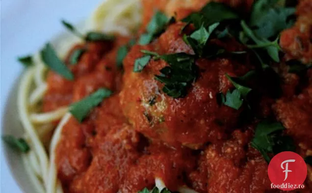 Spaghete Cu Chiftele De Pește În Sos Picant De Ardei Roșu