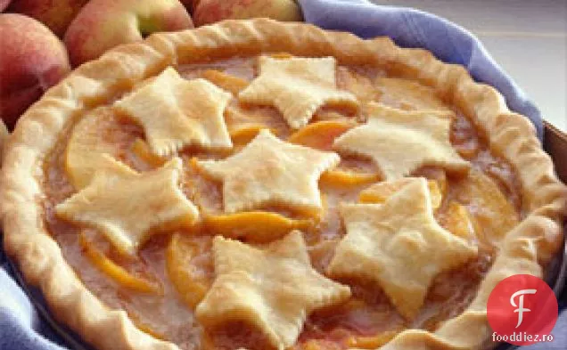 Plăcintă cu piersici cu produse de patiserie decupate
