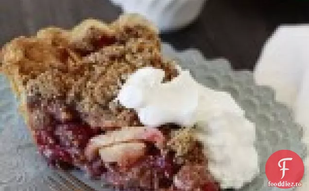 Farfurie Adâncă Plăcintă Cu Merișoare De Mere Cu Topping De Firimituri De Pecan Cu Fulgi De Ovăz