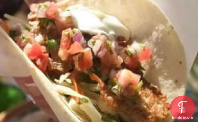Tacos de pește bătut cu bere cu Salsa de roșii și Avocado