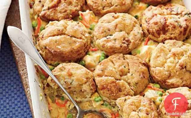 Plăcintă cu oală de pui cu biscuiți cu slănină și Cheddar