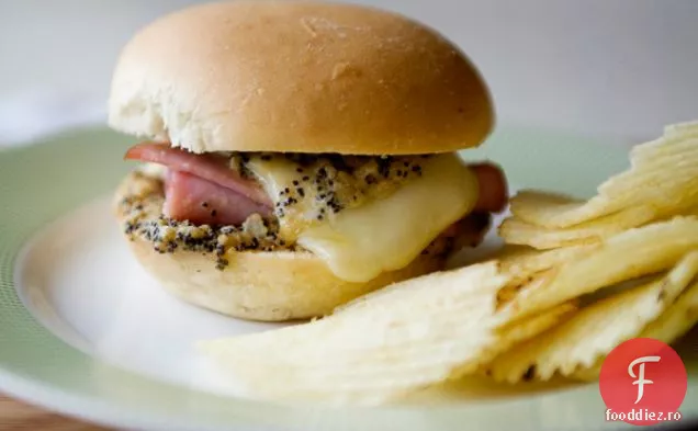 Sandviș Cu Șuncă Prăjită Și Jarlsberg