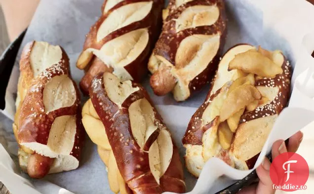 Hot dog cu Cheddar și mere saut