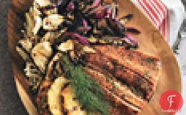 Crostini de păstrăv afumat cu fenicul la grătar și ceapă roșie