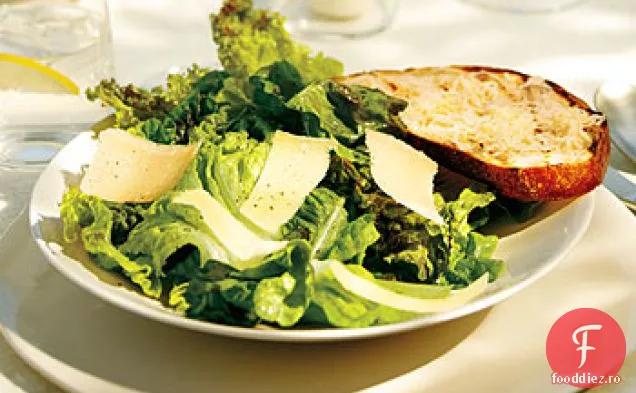 Salată de Caesar cu frunze roșii cu crutoane de parmezan la grătar