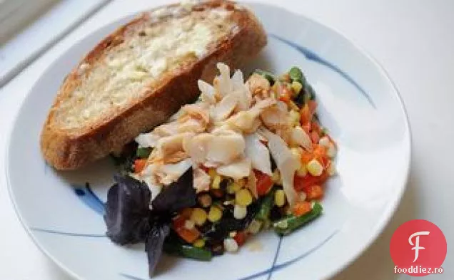 Salată de cină cu porumb de vară și păstrăv afumat