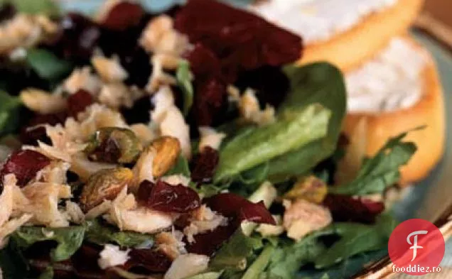 Salată mixtă de verdeață cu păstrăv afumat, fistic și afine