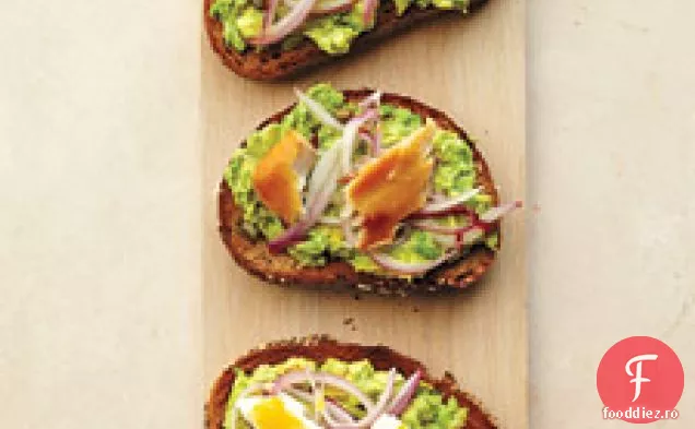 Pâine prăjită cu Avocado, Caper și ceapă murată