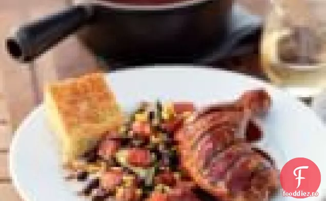 Pui Fiert Cu Salată De Vară La Grătar