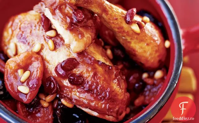 Pui rotisor cu fructe uscate și nuci de pin