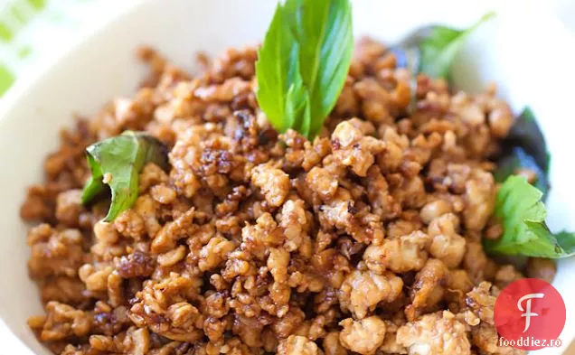 Rețetă de pui cu busuioc thailandez (Gai Pad Krapow)