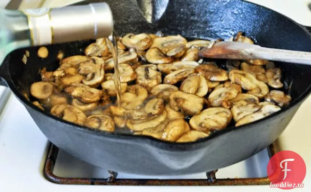 Pui Caramelizat Cu Sos De Ciuperci Și Pâine Cu Ierburi La Grătar