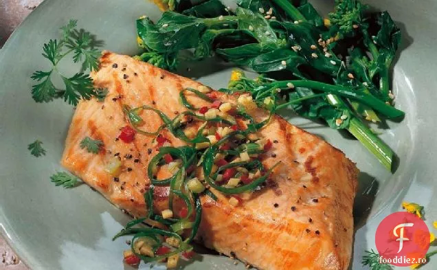 Somon la grătar cu ghimbir și ceapă verde