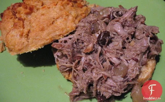 Cidru de mere-picioare de rață fierte cu stafide și ceapă perlată